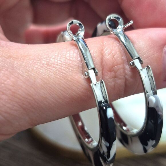 💲6️⃣ Bundled ✔️Casual Fun Hoops Black White Speckled  Earrings 2" - Picture 4 of 7